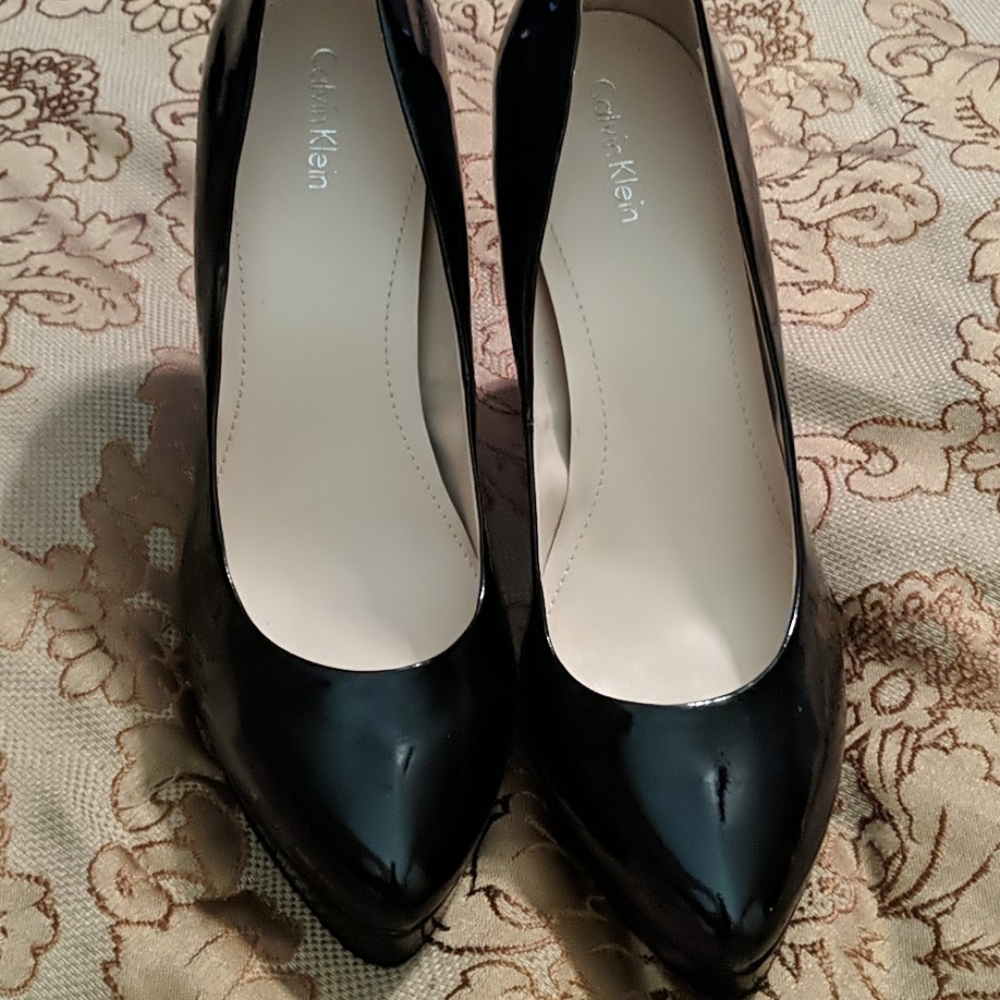 Black pumps